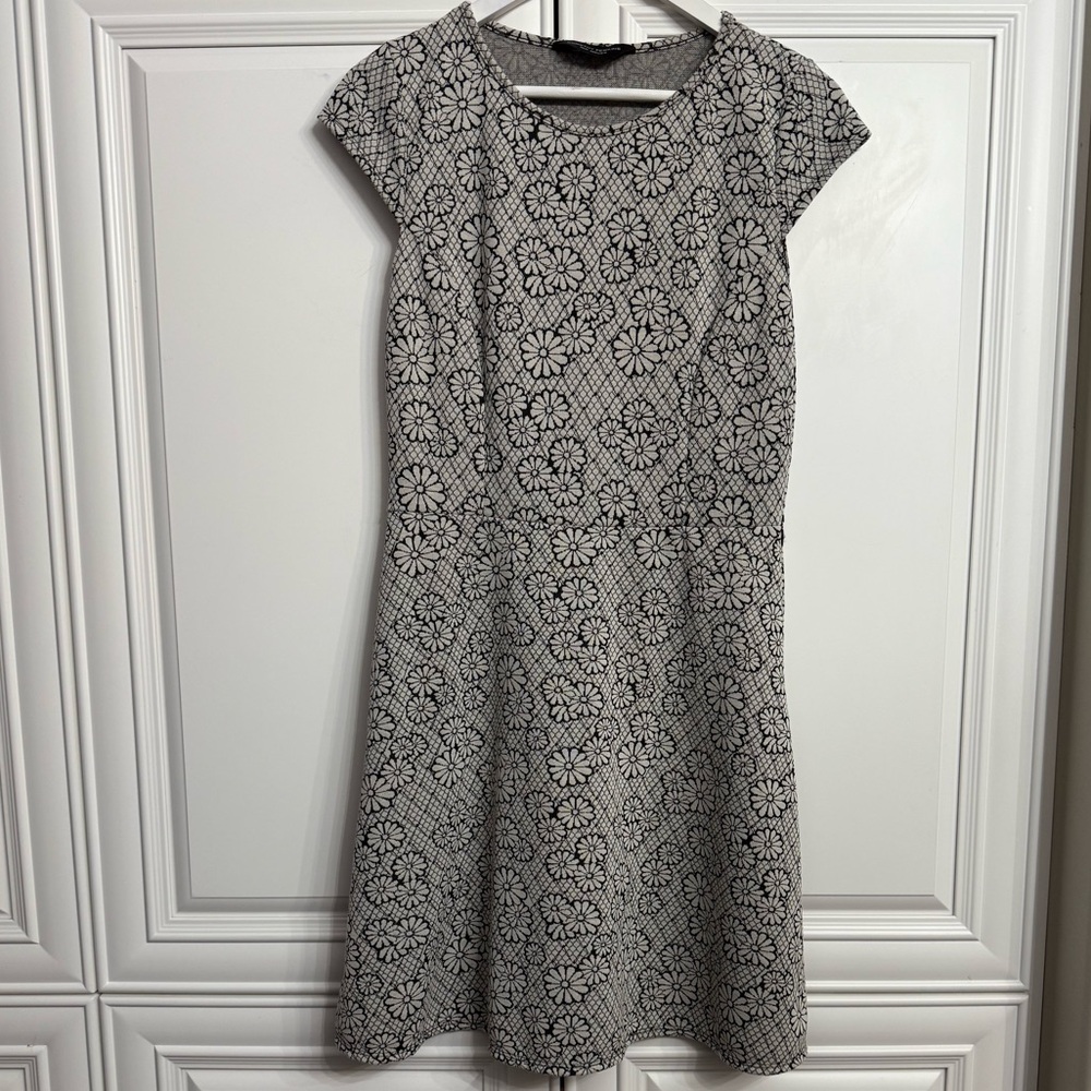 Dorothy Perkins Sz US 8 Black + White Floral Print Cap Sleeve Fit + Flare Dress